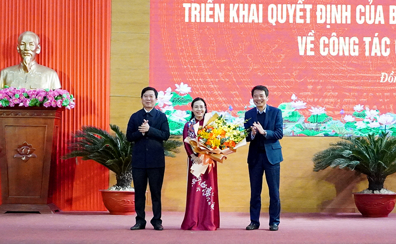 Đại diện lãnh đạo Ủy ban MTTQVN tỉnh tặng hoa chúc mừng đồng chí tân Bí thư Thành ủy Đồng Hới.