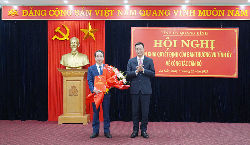 Đồng chí Bí thư Tỉnh ủy Lê Ngọc Quang trao quyết định và tặng hoa chúc mừng đồng chí Phan Mạnh Hùng.