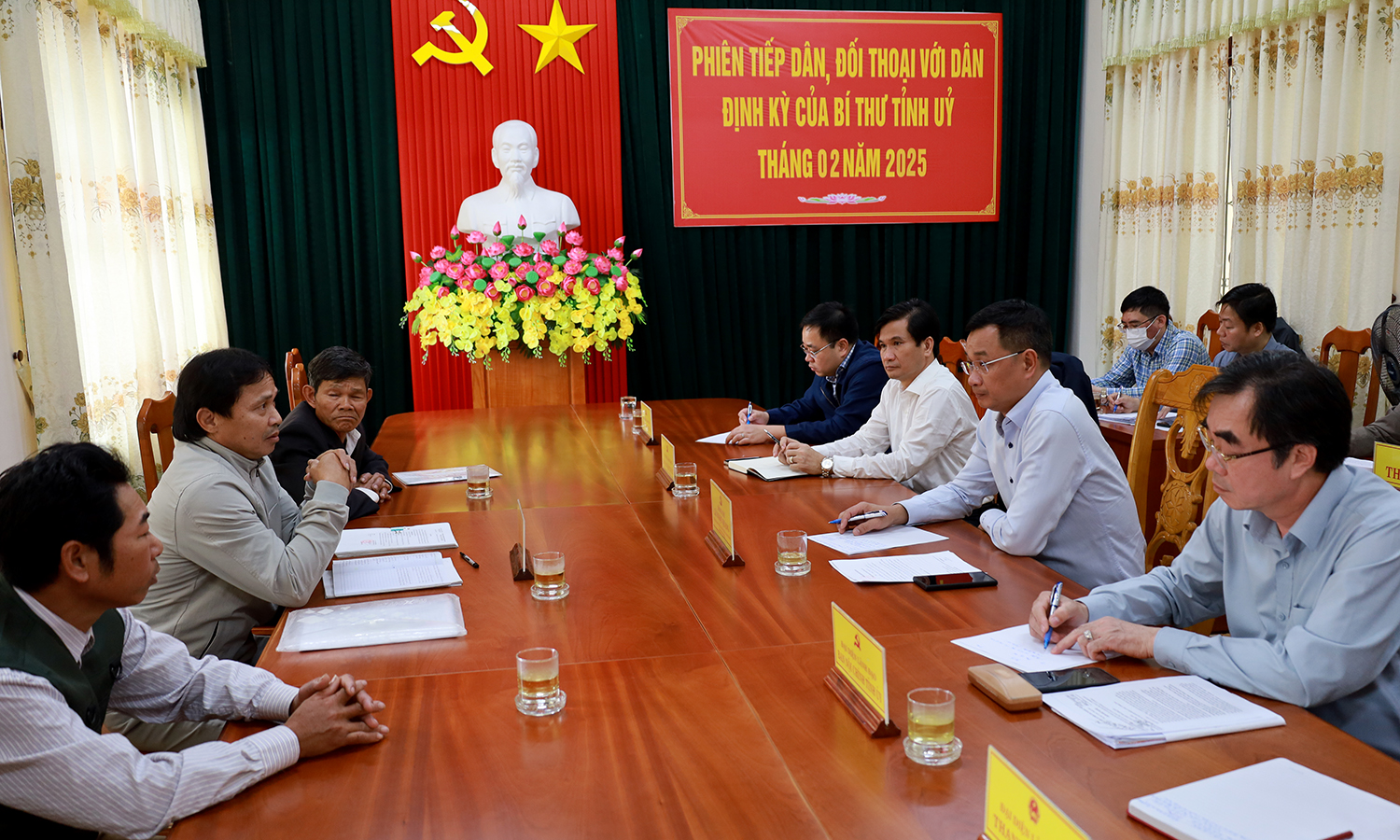 Đồng chí Bí thư Tỉnh ủy Lê Ngọc Quang lắng nghe, nắm bắt các vấn đề kiến nghị của công dân.