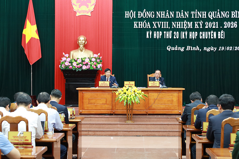 Các đồng chí trong Thường trực HĐND tỉnh chủ trì, điều hành kỳ họp.