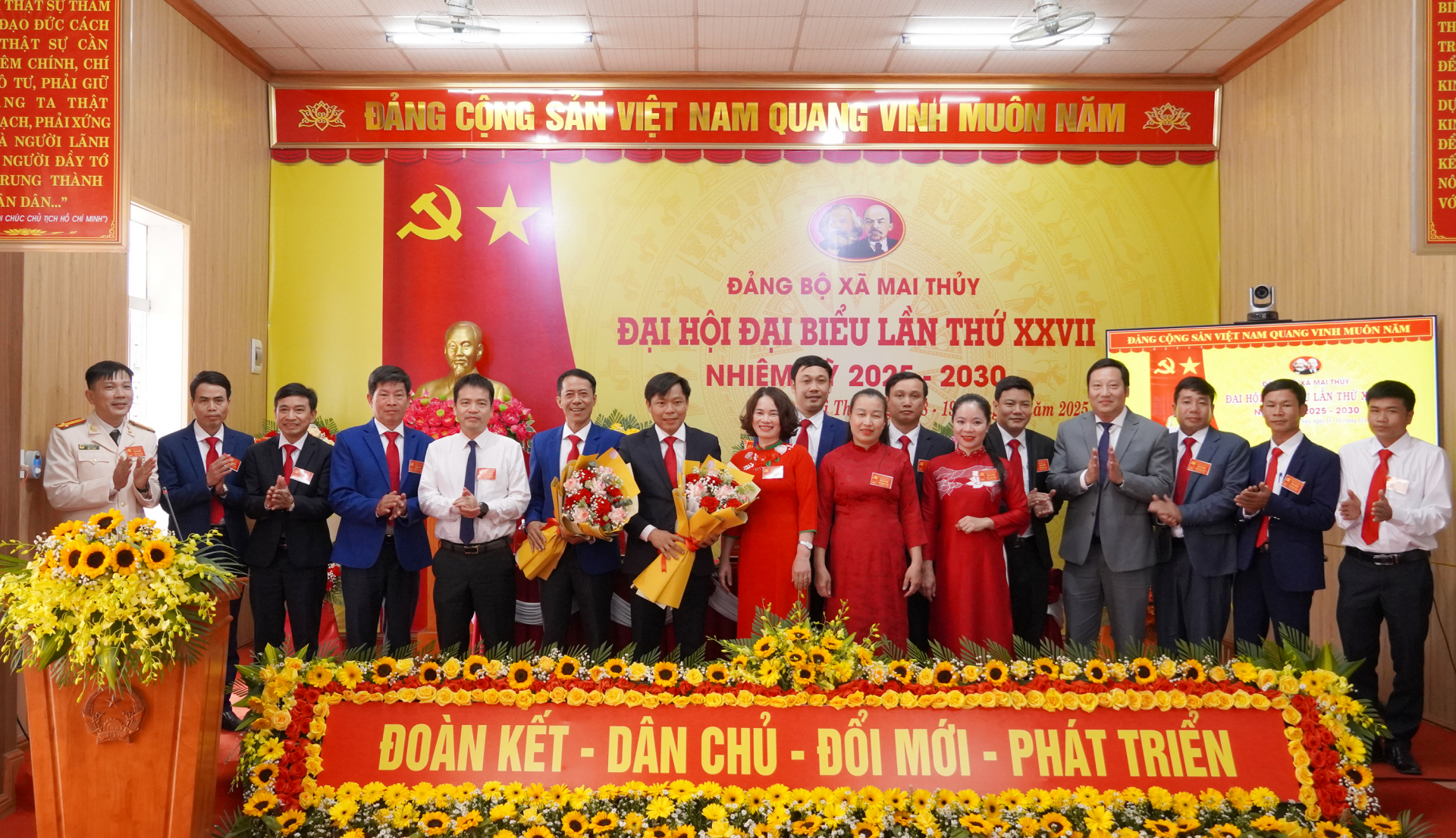 Đại diện lãnh đạo Ban Tổ chức Tỉnh ủy, Huyện ủy Lệ Thủy tặng hoa chúc mừng Ban Chấp hành Đảng bộ xã Mai Thủy nhiệm kỳ mới.
