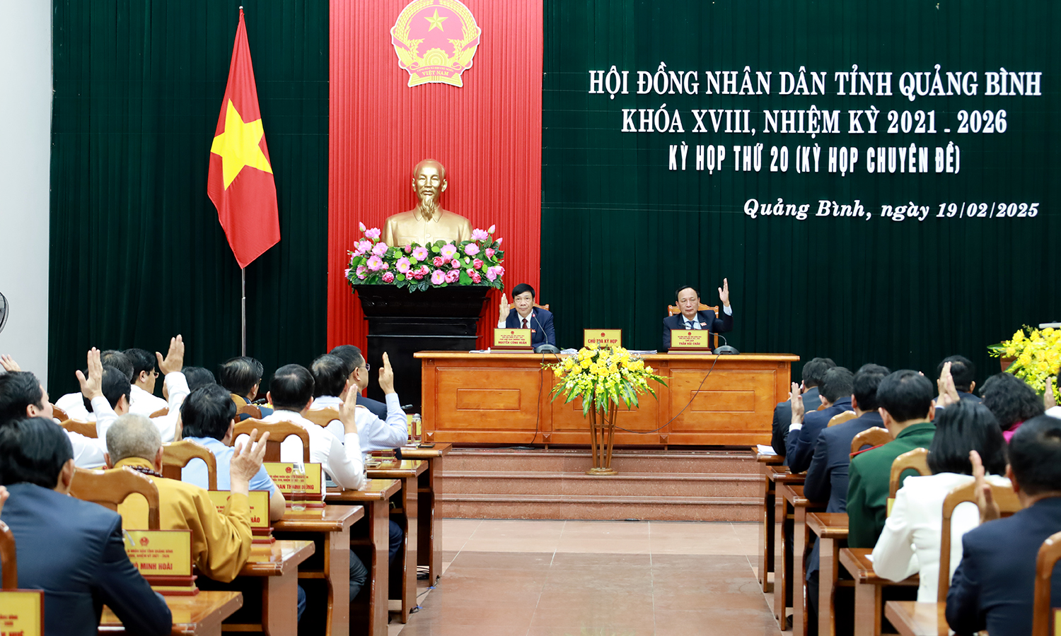 Các đại biểu biểu quyết thông qua nghị quyết.