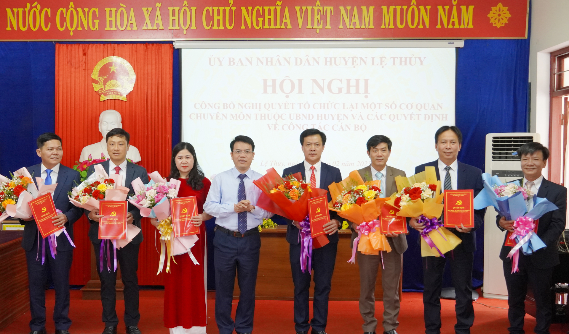 Đại diện lãnh đạo Huyện ủy Lệ Thủy trao quyết định bổ nhiệm cho các Trưởng phòng mới thành lập, hợp nhất.