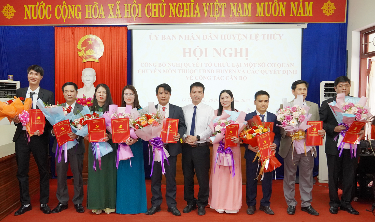 Đại diện lãnh đạo Huyện ủy Lệ Thủy trao quyết định bổ nhiệm cho các Phó Trưởng phòng mới thành lập, hợp nhất.