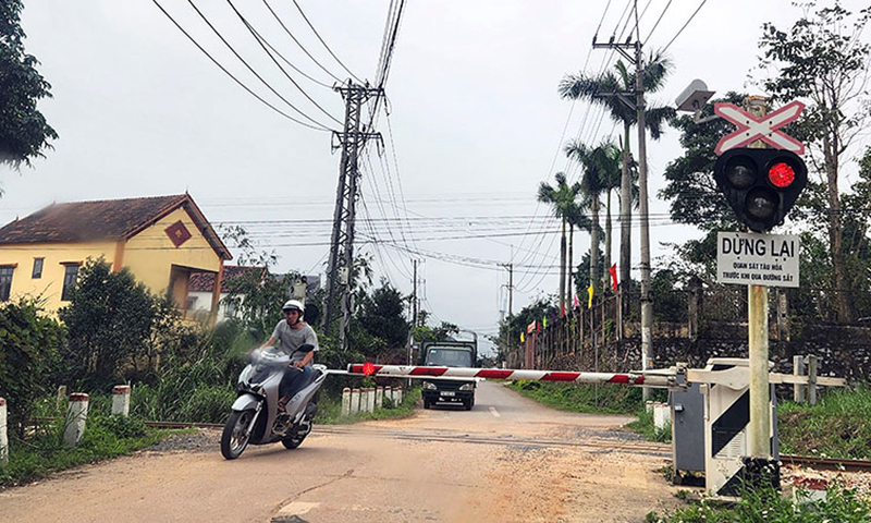  &quot;Vô tư &quot; vượt qua đường sắt dù đèn tín hiệu đã chuyển sang màu đỏ...