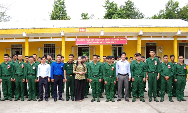 Lãnh đạo huyện Mỏ Cày Bắc và huyện Bình Đại, tỉnh Bến Tre đến thăm, động viên chiến sĩ là người địa phương nhập ngũ tại Trung đoàn 1, Sư đoàn 8, Quân khu 9. Ảnh: HUỲNH PHONG 