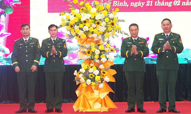 Đại tá Trịnh Thanh Bình, Chỉ huy trưởng Bộ Chỉ huy BĐBP tỉnh tặng hoa chúc mừng cán bộ, chiến sĩ Phòng PCMT&TP.