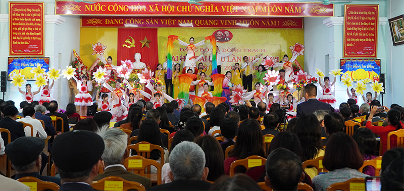 Văn nghệ chào mừng đại hội.