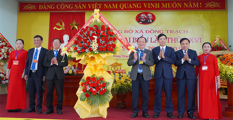 Các đồng chí lãnh đạo tỉnh tặng hoa chúc mừng đại hội.