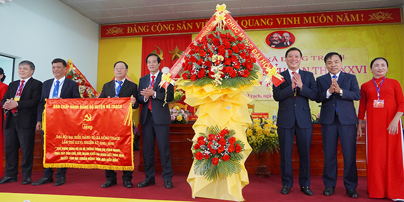 Các đồng chí lãnh đạo huyện Bố Trạch tặng hoa và bức trướng chúc mừng đại hội.