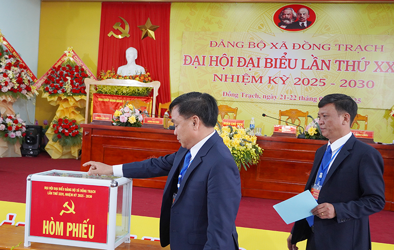 Các đại biểu bỏ phiếu bầu Ban Chấp hành Đảng bộ xã Đồng Trạch, nhiệm kỳ 2025-2030.