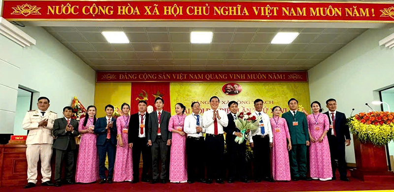 Ban Chấp hành Đảng bộ xã Đồng Trạch nhiệm kỳ 2025-2030 ra mắt đại hội.