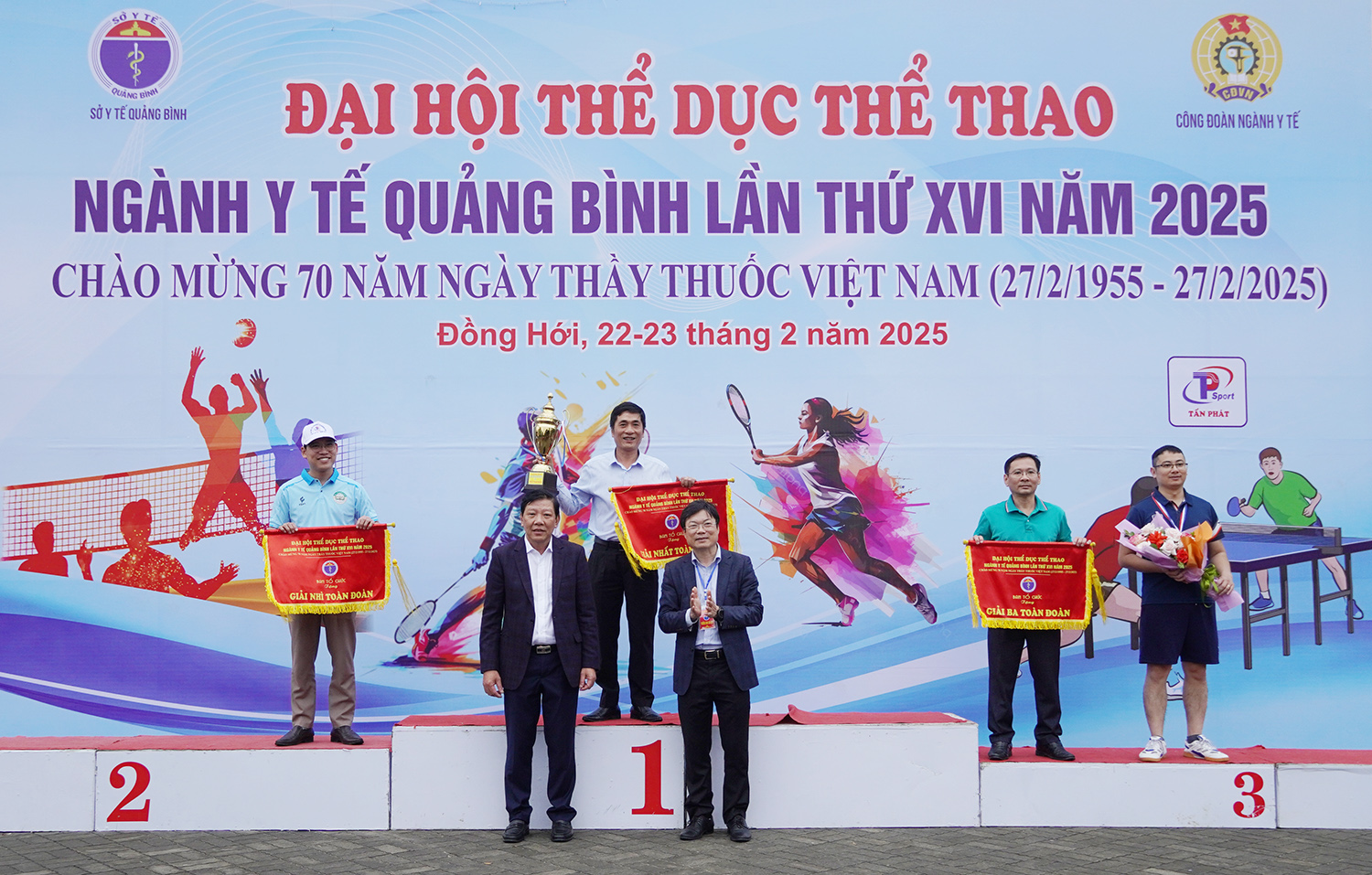 Ban Tổ chức trao giải nhất, nhì, ba toàn đoàn cho các đơn vị giành nhiều thành tích xuất sắc tại đại hội.