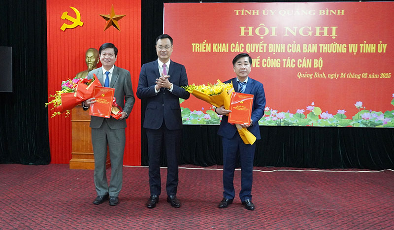 Đồng chí Bí thư Tỉnh ủy Lê Ngọc Quang trao các quyết định và tặng hoa chúc mừng hai đồng chí: Phạm Quang Long và Nguyễn Hữu Đức.
