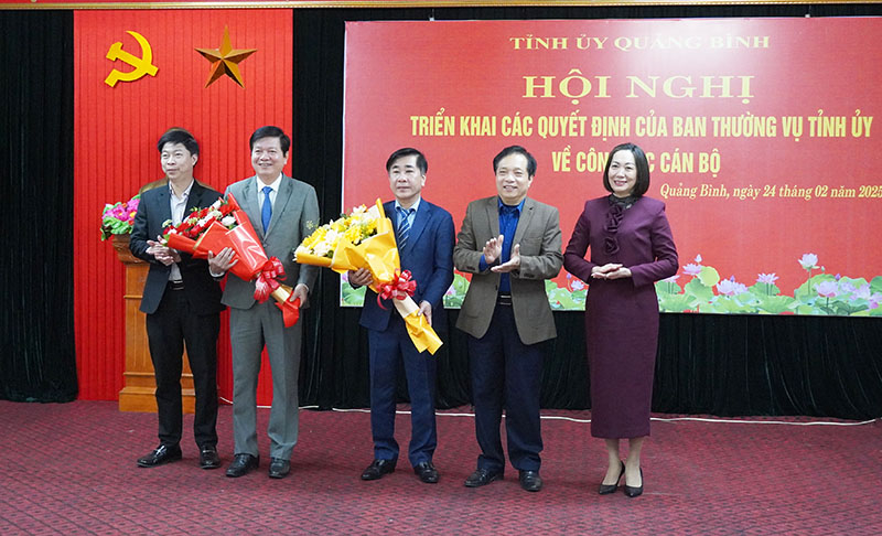 Đại diện lãnh đạo Ủy ban MTTQVN tỉnh tặng hoa chúc mừng hai đồng chí: Phạm Quang Long và Nguyễn Hữu Đức.