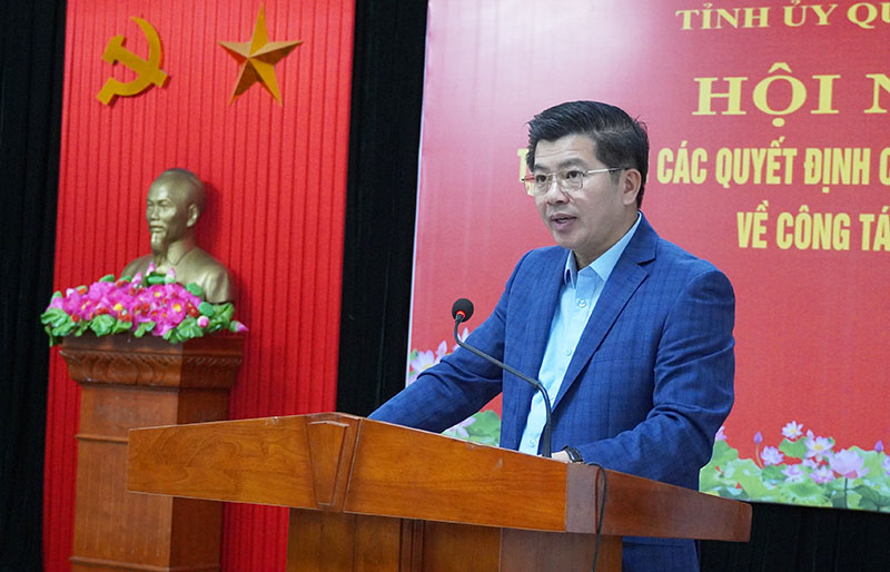 Đồng chí Trưởng ban Tổ chức Tỉnh ủy Trần Vũ Khiêm công bố các quyết định của Ban Thường vụ Tỉnh ủy.