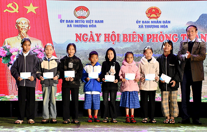 Hội Khuyến học tỉnh tặng quà cho các em học sinh trong chương trình “Nâng bước em đến trường-Con nuôi Đồn Biên phòng”.