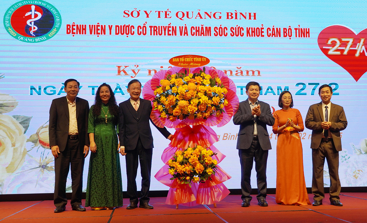 Đồng chí Trưởng Ban Tổ chức Tỉnh ủy Trần Vũ Khiêm tặng hoa chúc mừng tập thể Bệnh viện Y Dược cổ truyền và Chăm sóc sức khỏe cán bộ tỉnh. 