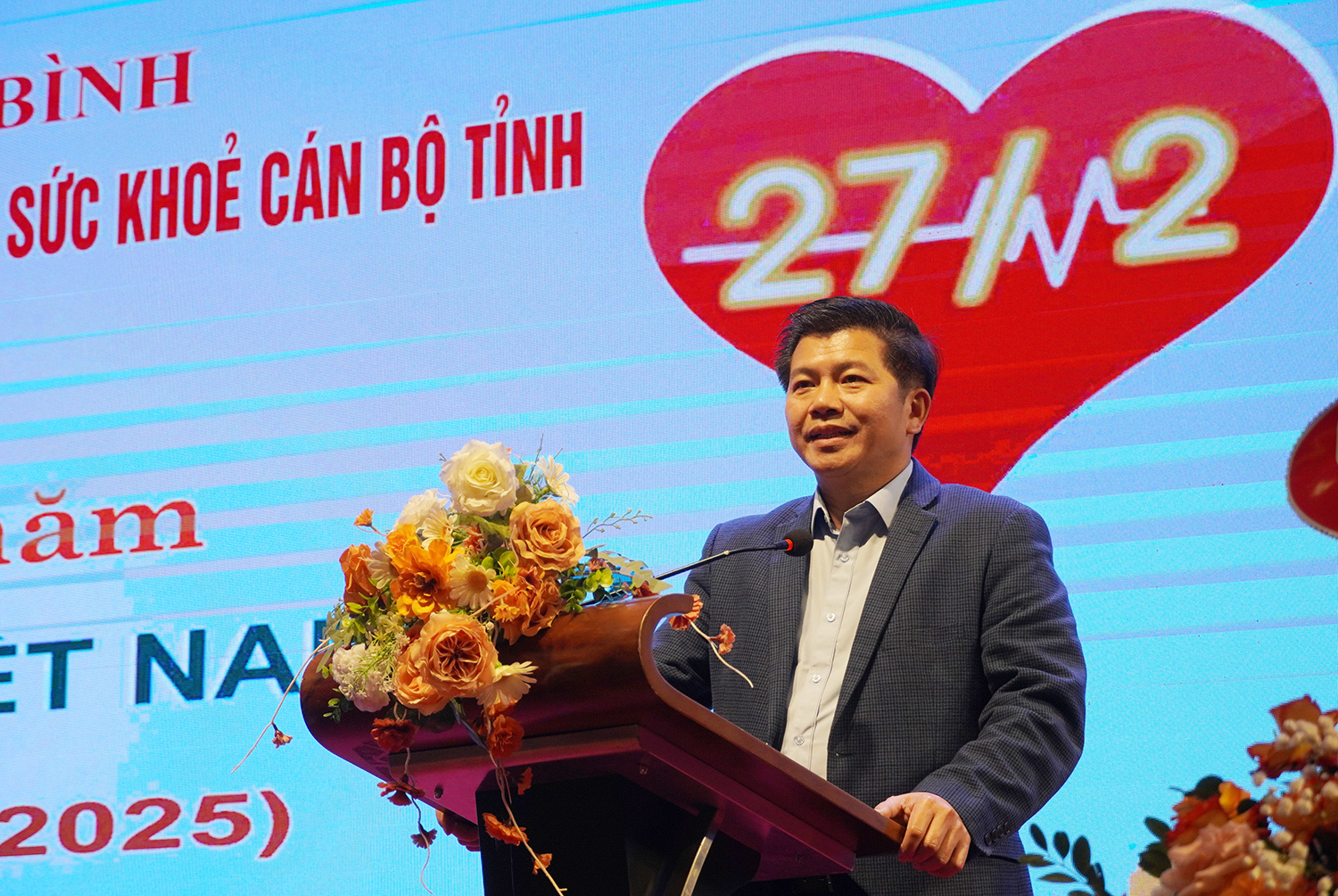 Đồng chí Trưởng Ban Tổ chức Tỉnh ủy-Trưởng Ban Bảo vệ chăm sóc sức khỏe cán bộ tỉnh Trần Vũ Khiêm phát biểu tại buổi tọa đàm.