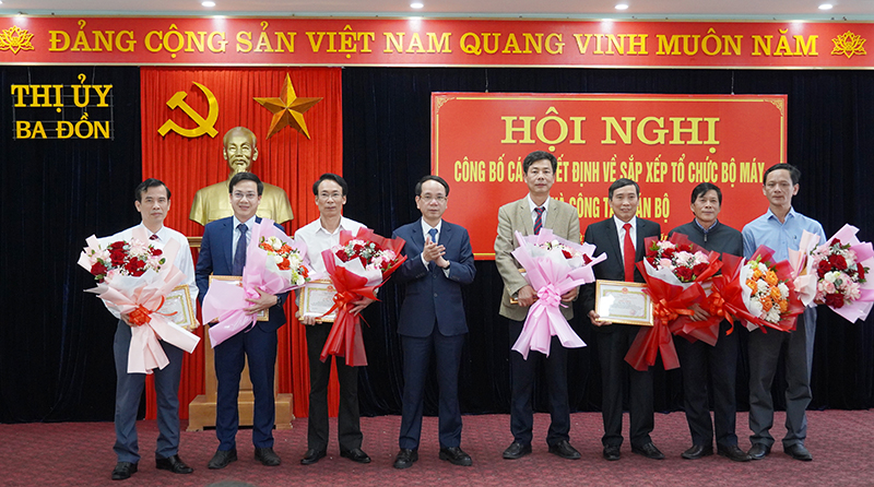 Đồng chí Phan Mạnh Hùng, Ủy viên Ban Thường vụ Tỉnh ủy, Bí thư Thị ủy Ba Đồn tặng giấy khen cho các cá nhân gương mẫu chấp hành sự điều động, phân công của tổ chức trong thực hiện Nghị quyết 18 NQ/TW.
