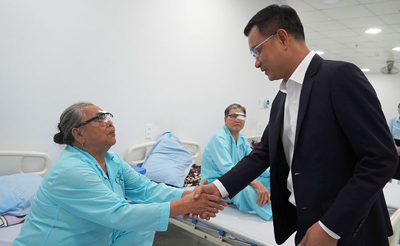 Đồng chí Bí thư Tỉnh ủy Lê Ngọc Quang thăm hỏi sức khỏe các bệnh nhân đang điều trị tại Bệnh viện Mắt Việt An.