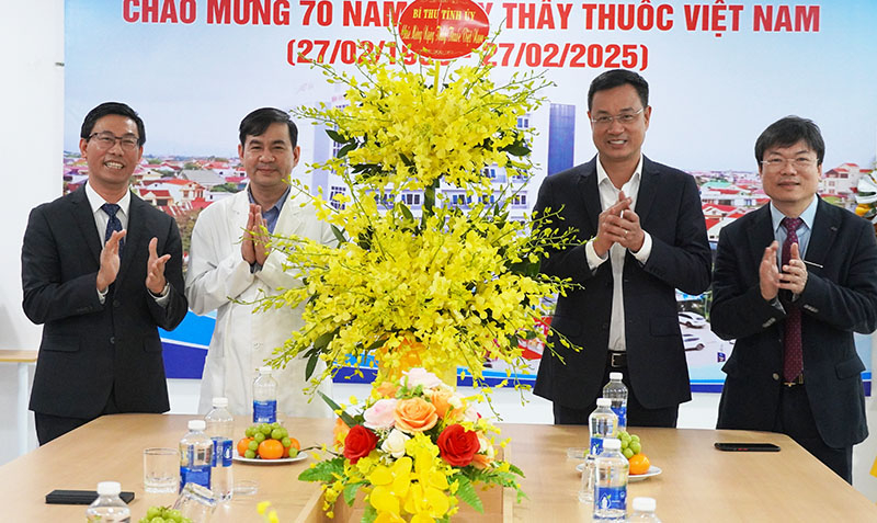 Đồng chí Bí thư Tỉnh ủy Lê Ngọc Quang tặng hoa chúc mừng Bệnh viện Mắt Việt An.