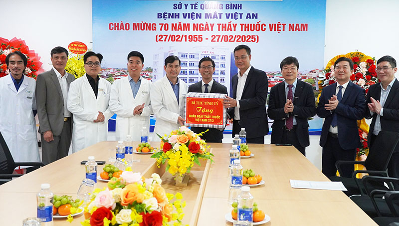 Đồng chí Bí thư Tỉnh ủy Lê Ngọc Quang tặng quà chúc mừng Bệnh viện Mắt Việt An.
