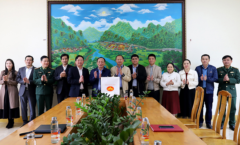 Đồng chí Phó Bí thư Thường trực Tỉnh ủy Trần Hải Châu tặng quà cho Đảng bộ, nhân dân xã Trường Sơn.