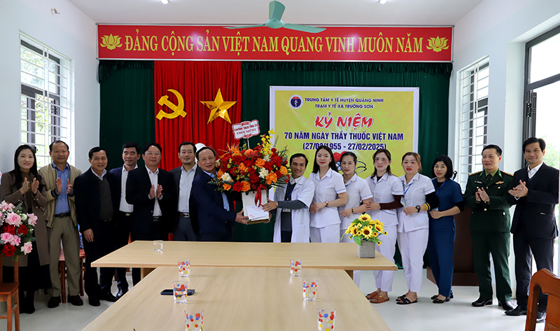 Đồng chí Phó Bí thư Thường trực Tỉnh ủy Trần Hải Châu tặng quà cho Trạm y tế xã Trường Sơn.