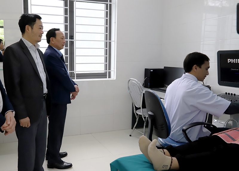 Kiểm tra việc sử dụng các thiết bị y tế hiện đại tại Trạm y tế xã Trường Sơn.