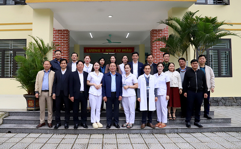 Chụp ảnh lưu niệm với đội ngũ y, bác sĩ Trạm y tế xã Trường Sơn.