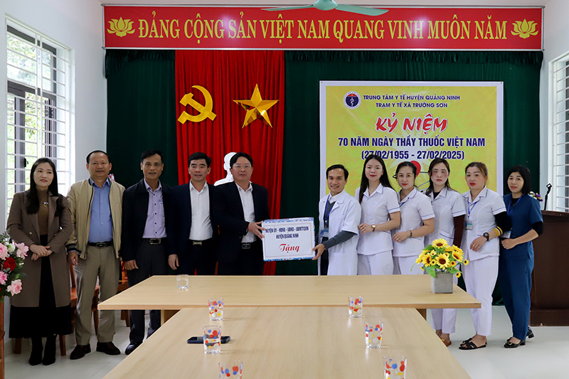 Lãnh đạo huyện Quảng Ninh tặng hoa chúc mừng đội ngũ y, bác sĩ Trậm y tế xã Trường Sơn nhân ngày Ngày Thầy thuốc Việt Nam