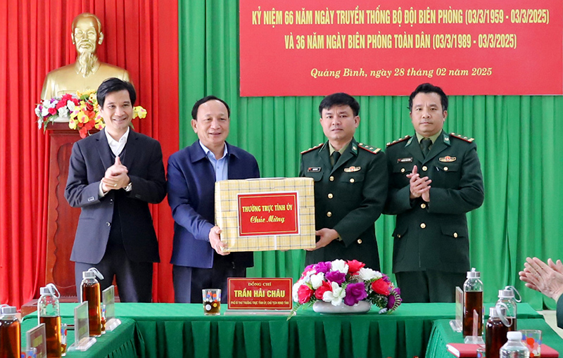 Đồng chí Phó Bí thư Thường trực Tỉnh ủy Trần Hải Châu tặng quà cho Đồn Biên phòng Làng Mô.