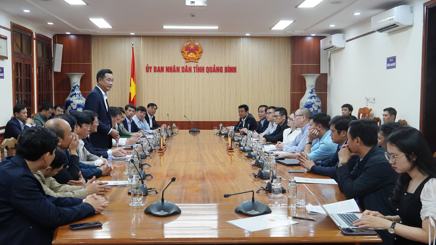 Quang cảnh buổi làm việc. 