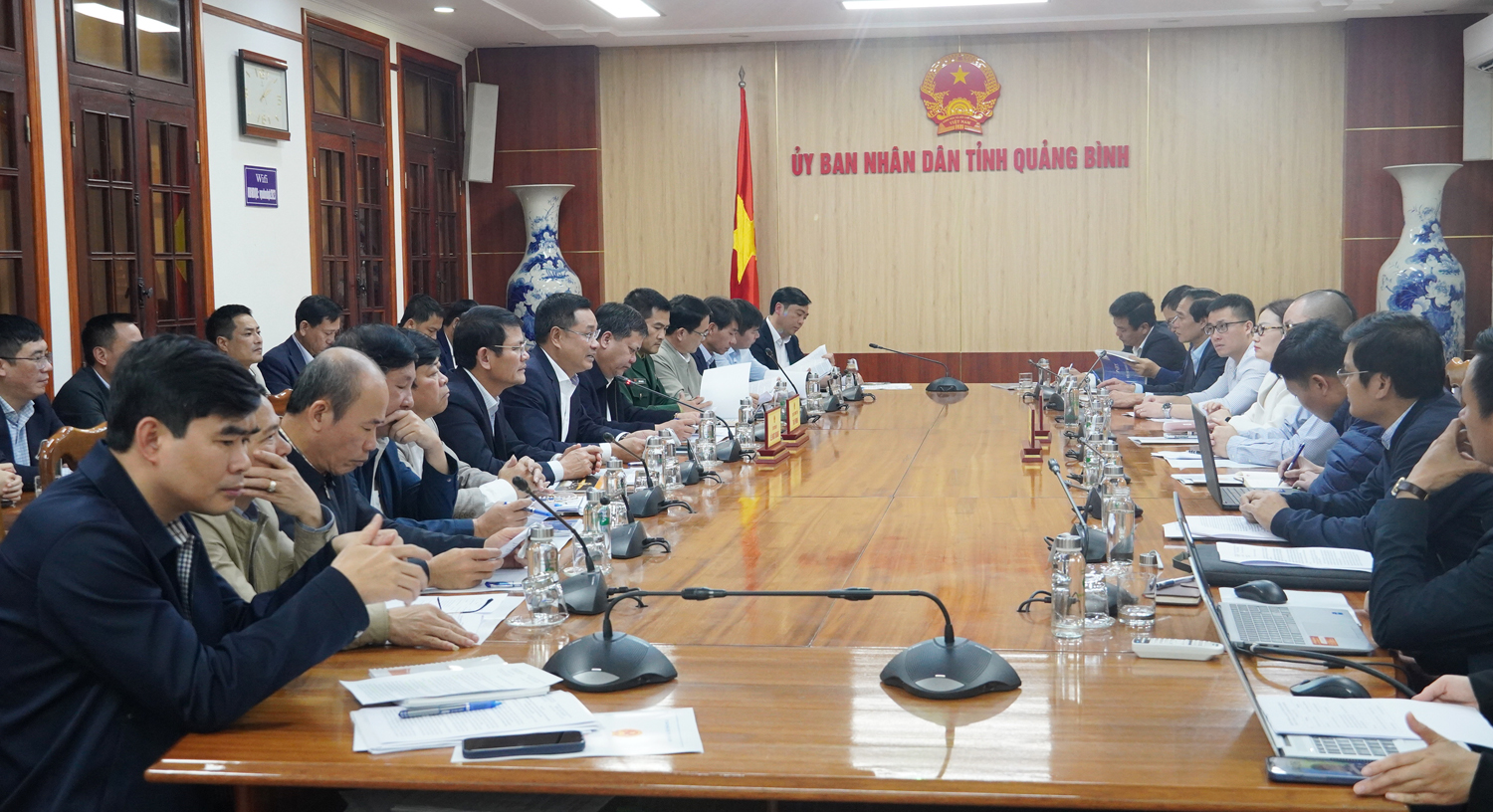 Các đại biểu tham dự buổi làm việc.
