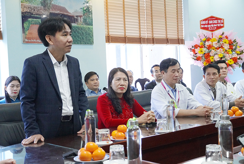 Lãnh đạo bệnh viện báo cáo tình hình hoạt động của đơn vị.