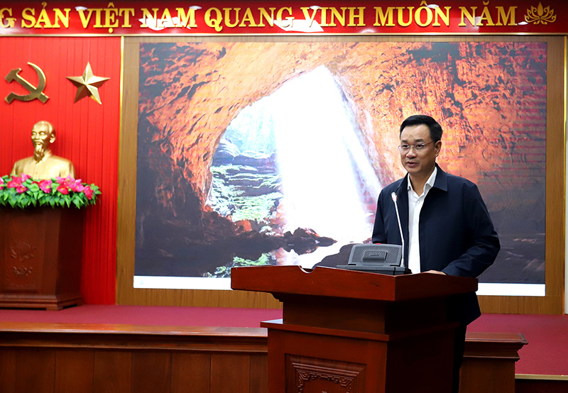 Đồng chí Lê Ngọc Quang, Ủy viên Trung ương Đảng, Bí thư Tỉnh ủy, Trưởng Tiểu ban Văn kiện phát chỉ đạo tại phiên họp.