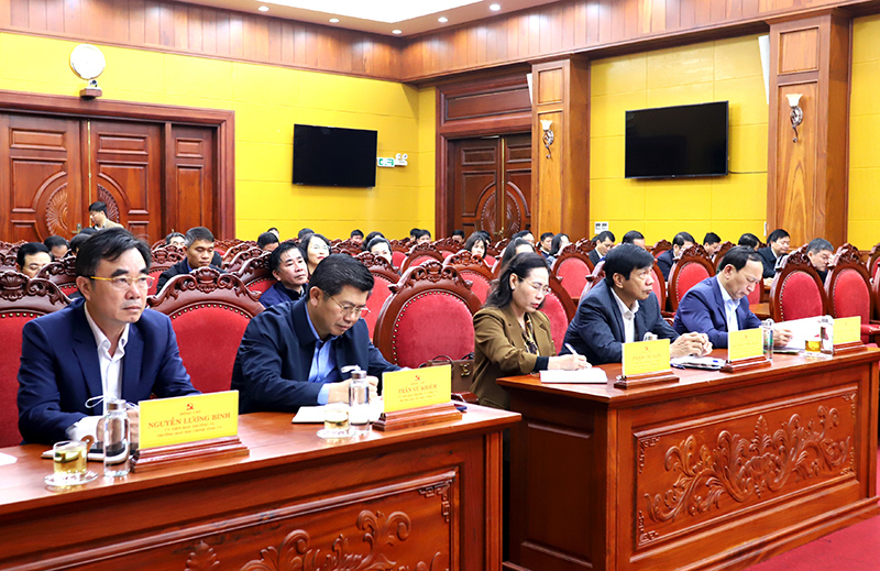 Các đồng chí lãnh đạo tỉnh tham dự phiên họp.
