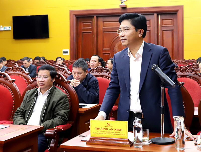 Đồng chí Trương An Ninh, Ủy viên Ban Thường vụ, Trưởng ban Tuyên giáo và Dân vận Tỉnh ủy tham gia góp ý vào Văn kiện.