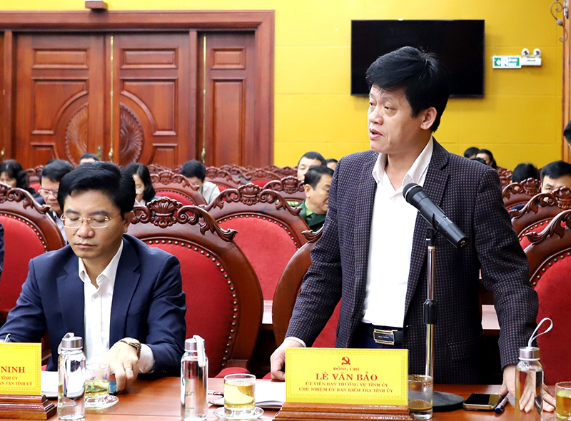 Đồng chí Lê Văn Bảo, Ủy viên Ban Thường vụ, Chủ nhiệm UBKT Tỉnh ủy tham gia góp ý vào Văn kiện.