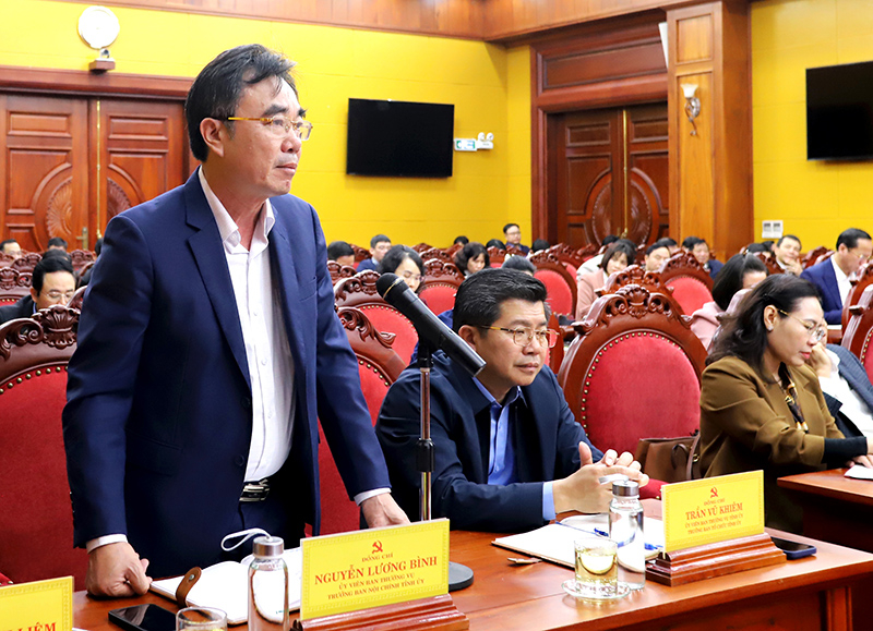 Đồng chí Nguyễn Lương Bình, Ủy viên Ban Thường vụ, Trưởng ban Nội chính Tỉnh ủy tham gia góp ý vào dự thảo Văn kiện.