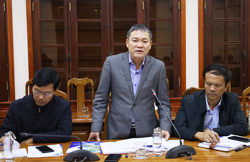 Đồng chí Phó Chủ tịch UBND tỉnh Phan Phong Phú phát biểu tại buổi làm việc. 