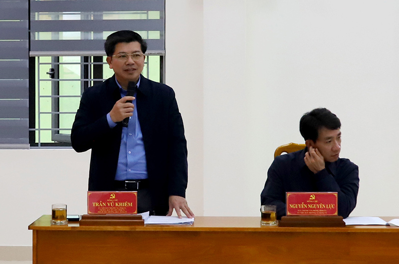 Đồng chí Trần Vũ Khiêm, Ủy viên Ban Thường vụ, Trưởng ban Tổ chức Tỉnh ủy phát biểu tại hội nghị