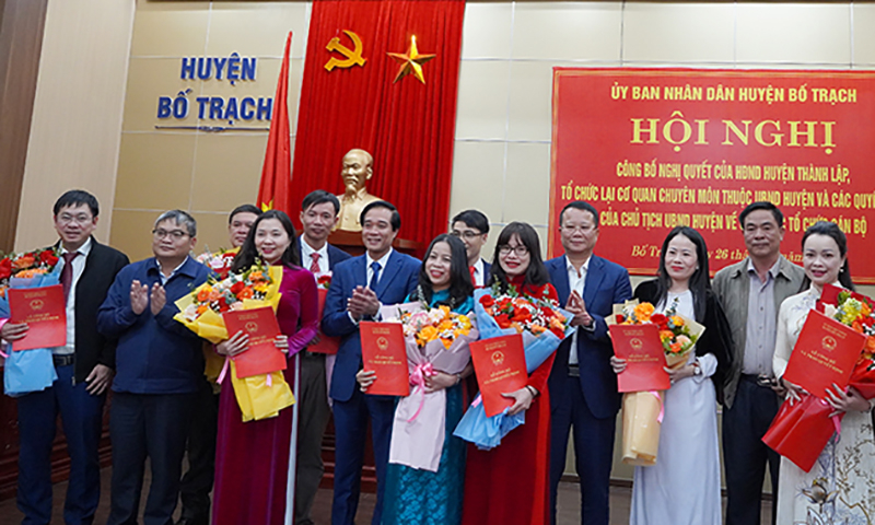 Lãnh đạo UBND huyện Bố Trạch trao quyết định bổ nhiệm các phó trưởng phòng.