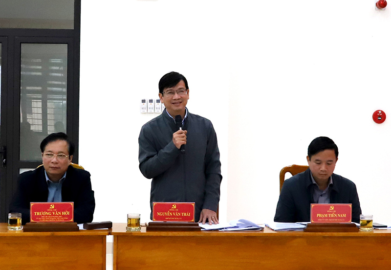 Các đồng chí trong BCH Đảng bộ tham gia thảo luận.