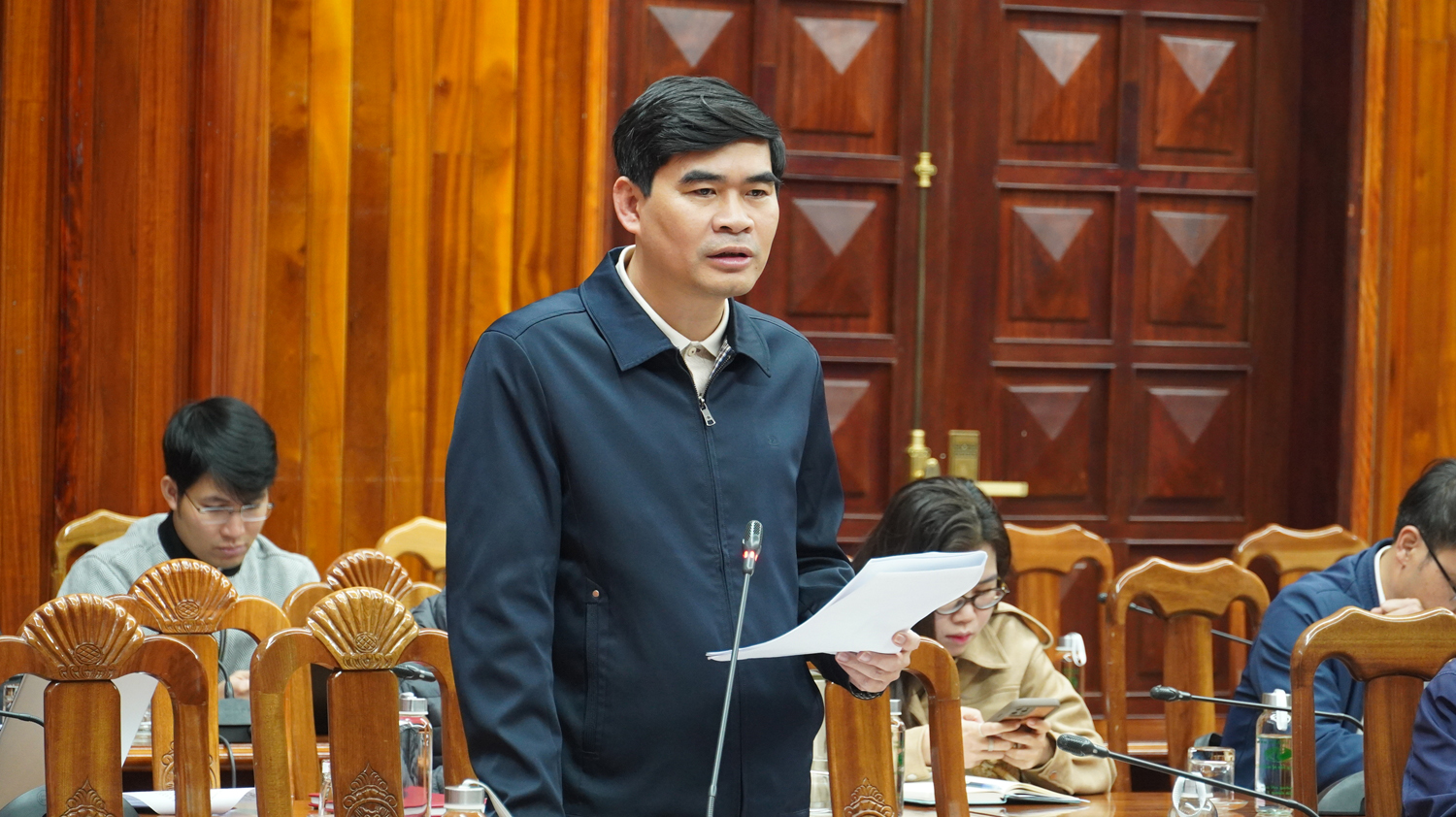 Đại diện lãnh đạo Sở Kế hoạch-Đầu tư báo cáo về tình hình các dự án chậm tiến độ trên địa bàn tỉnh.