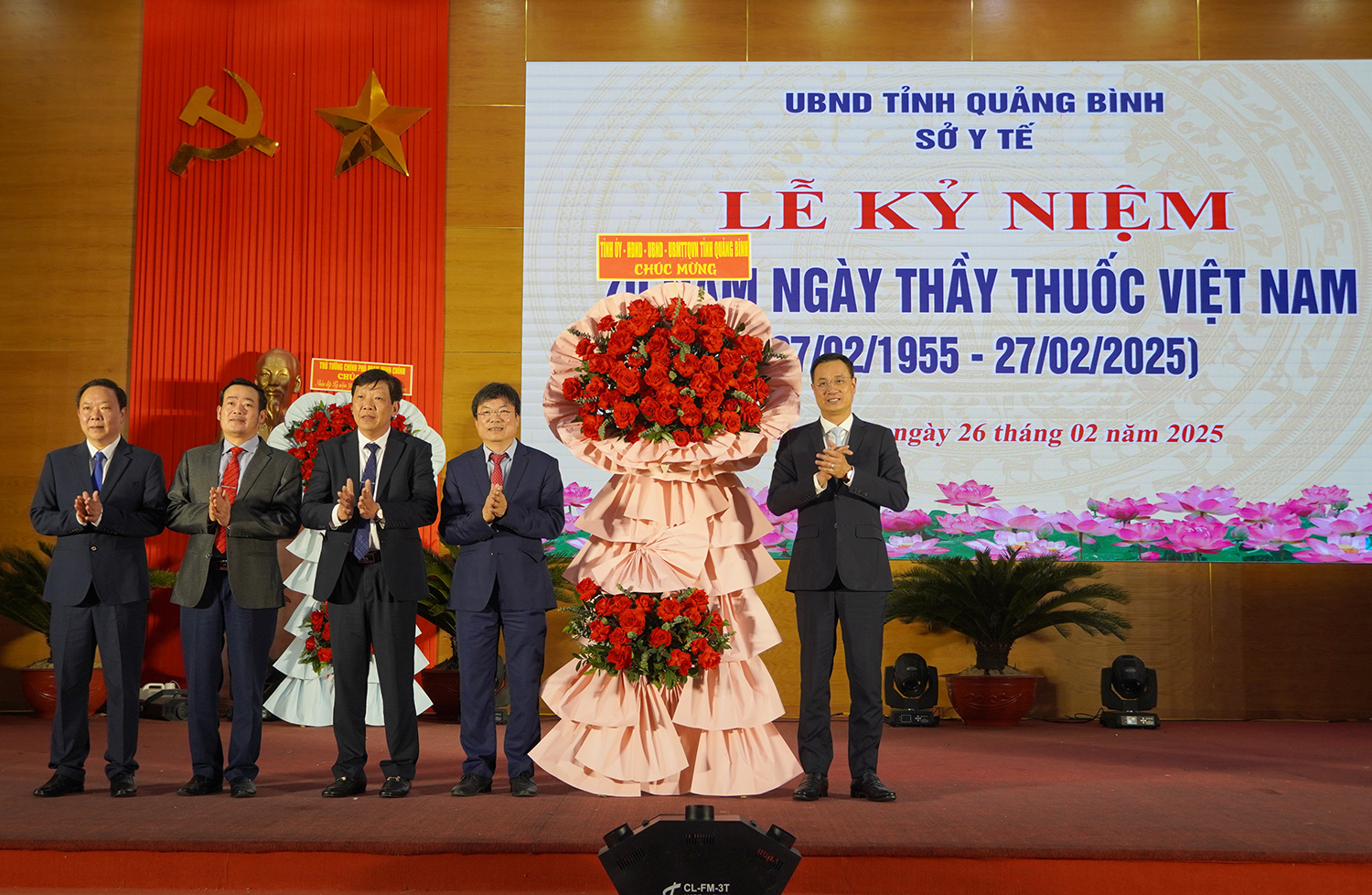 Đồng chí Bí thư Tỉnh ủy Lê Ngọc Quang tặng hoa chúc mừng ngành Y tế tỉnh.