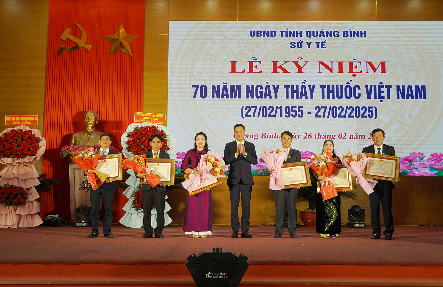 Thừa ủy quyền của Chủ tịch nước CHXHCN Việt Nam, đồng chí Bí thư Tỉnh ủy Lê Ngọc Quang đã trao danh hiệu Thầy thuốc Ưu tú cho các cá nhân được phong tặng trong dịp này.