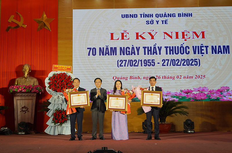 Đồng chí Phó Chủ tịch UBND tỉnh Hoàng Xuân Tân trao bằng khen của Thủ tướng Chính phủ cho các cá nhân.