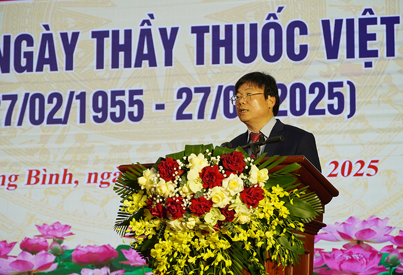 Lãnh đạo Sở Y tế đọc diễn văn tại lễ kỷ niệm.